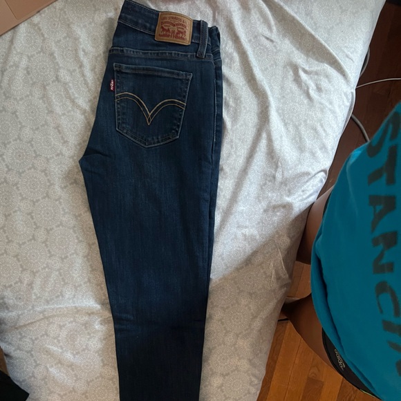 Dark Wash Levi jeans. Brand new - Picture 2 of 3